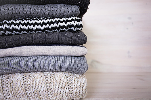 彩线织就的温暖 一隅木墙前的毛织艺术